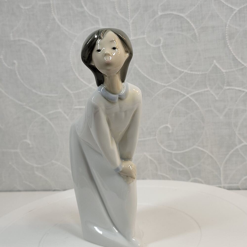 Vintage Lladro Girl Kissing Goodnight Porcelain Figurine #4873 Glossy Finish